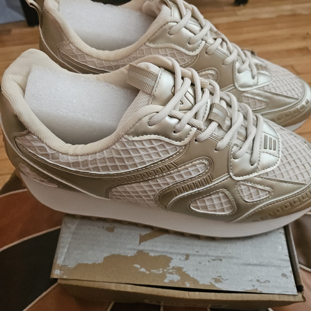 Elegant Women's Sneakers in Gold and Cream